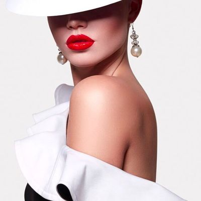 Elégante vêtue de noir et blanc