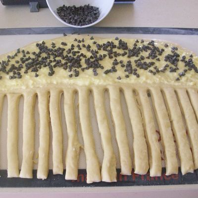 Brioche "chenille" à la crème pâtissière et pépites