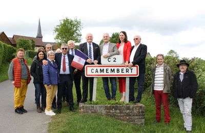 Petit groupe de l'UPR 14/61 en compagnie de François Asselineau et de quelques élus à Camembert (61) le 11 mai 2023