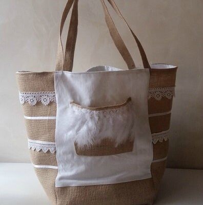 TOILE DE JUTE, DENTELLE ET PLUMES
