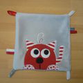 Doudou carré plat chat rouge gris