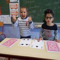 Les grands de maternelle jouent aux cartes