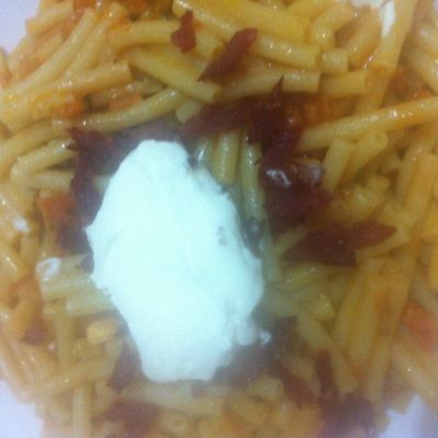 Macaronis à la crème tomates séchées et lardonnettes de dindes grillées