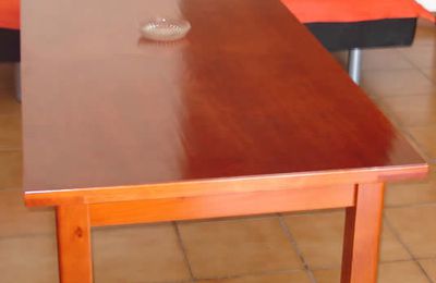 Belle table de salon en bois rouge.