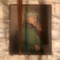 Le portrait du grand-père, près de la cheminée dans le cabanon
