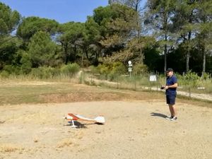 FRÉDÉRIC A BIEN VOLÉ AVEC SON STICK QU’IL MAÎTRISE PARFAITEMENT.
