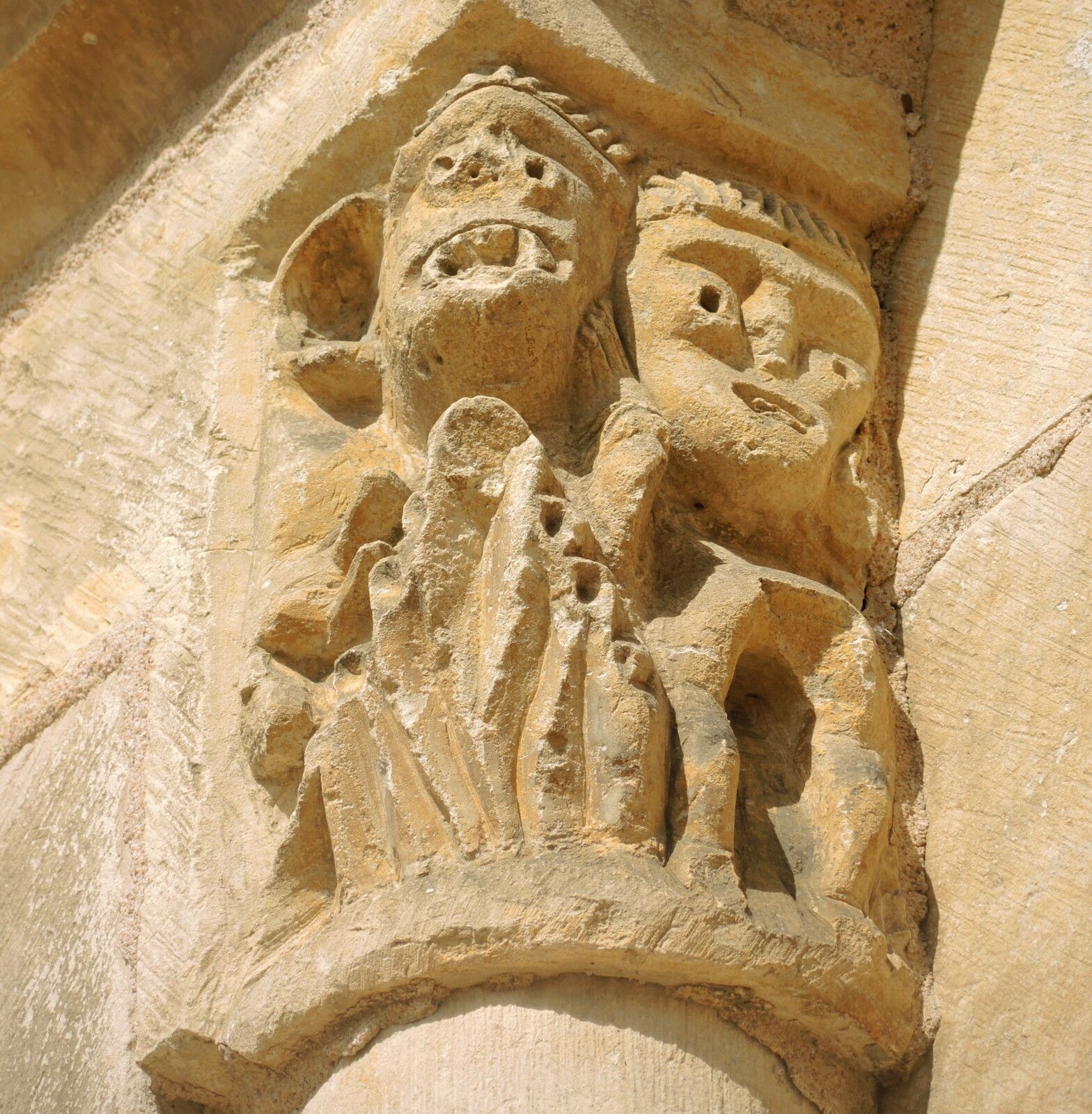 Saint-Parize-le-Châtel, église Saint-Patrice, entrée, chapiteau (58)