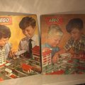 Lego, deux plans de ville en carton vintage ! Le modèle français et le modèle anglais, tous les deux des années 60...