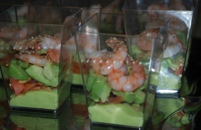 Verrine d'avocat au citron et wasabi, saumon fumé et crevettes sans gluten ni produits laitiers