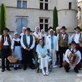 L'atelier de chants et danses traditionnels de la MJC de Saint-Auban : une haie d'honneur pour le mariage de deux des siens !