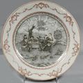 Chine de commande. Assiette ronde peinte en grisaille représentant la "partie de cartes" d'après Teniers, XVIIIème siècle