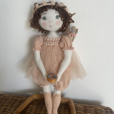 Alma est la reine.. elle a tiré la fève aujourd'hui..(18cm)