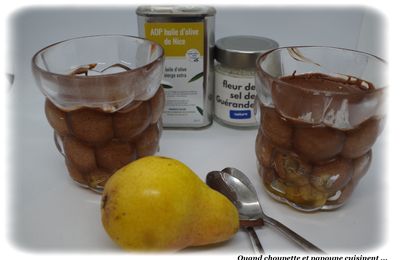 MOUSSE AU CHOCOLAT NOIR SUR LIT DE POIRE, HUILE D'OLIVE DE NICE AOP