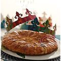 Ma galette des rois frangipane et pâte feuilletée "faite  maison" ARTFUN avec ses couronnes et ses galettes....