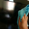 Pour nettoyer votre écran de télévision : vinaigre blanc + eau + microfibre