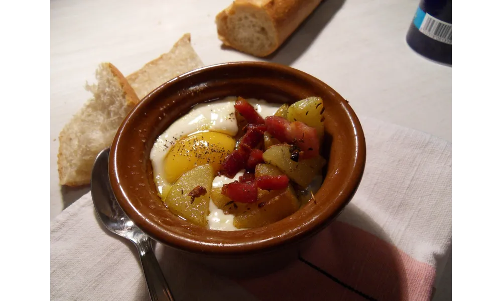 Oeuf cocotte aux pommes de terre rissolées et petits lardons