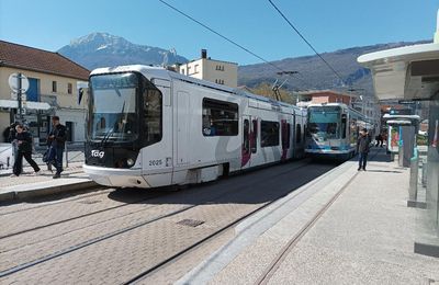 Gratuité du transport urbain ou pas ? Les voies radicalement opposées de Montpellier et Grenoble