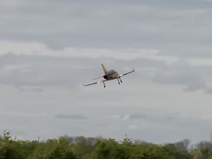 Un Fly Baby, un jet lors d’un meeting aéromodélisme.