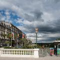 Le boulevard des Pyrénées drapé de noir