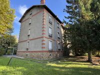 (photo de l'allée familiale, du bâtiment où je logeais avec les anciens habitants et photo de groupe des anciens)
