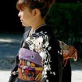 Jeune fille japonaise portant le kimono traditionnel