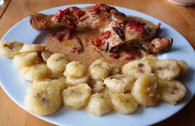 Cuisse de poulet sautée massalé et bananes cuites