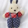 Doudou Peluche Lapin Salopette Imprimé Bleu T-shirt Imprimé Rouge MARESE 18 cm