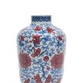 Paire de vases. Porcelaine à décor d'hibiscus sur fond bleu blanc. Chine. Epoque Qing. Marque Qianlong.