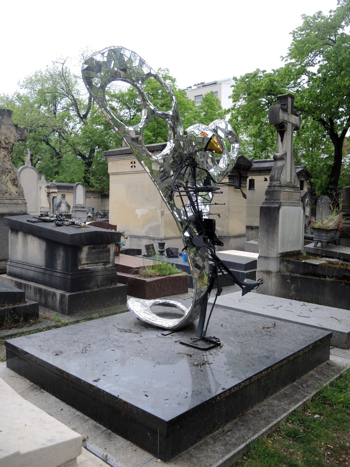 Paris, cimetière Montparnassse, sculpture, l'oiseau de Niki de Saint-Phalle. (75)