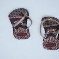 Des tongs dans la neige