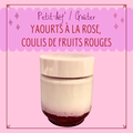 YAOURTS À LA ROSE SUR COULIS DE FRUITS ROUGES