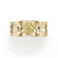 Sabbadini. Importante bague en or jaune, centrée de trois diamants fancy yellow de taille coussin