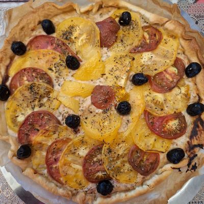 Tarte au thon, fromage frais et tomate