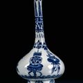 A blue and white porcelain bottle vase with antiques and censers, Kangxi period (1662-1722)