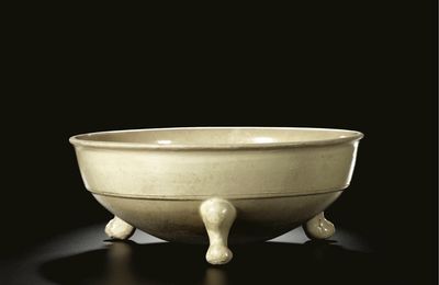 A large white stoneware tripod basin, Tang dynasty (618-907)