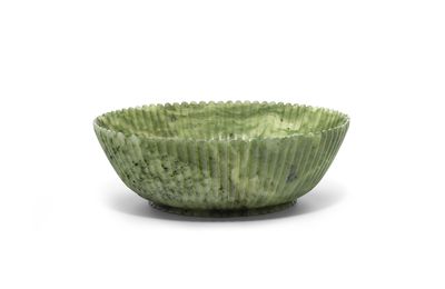 A spinach jade Mughal-style chrysanthemum bowl, Late Qianlong-Jiaqing period, 1780-1820