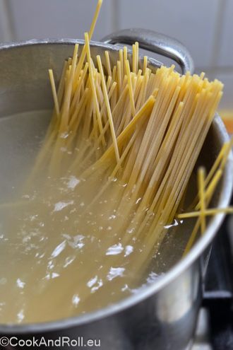 Spaghetti alla puttanesca con guanciale