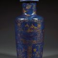 Vase mallet en porcelaine, émail bleu poudré et or, Chine, dynastie Qing, période Kangxi (1662-1722)