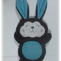 DOUDOU LAPIN GRIS ET BLEU TURQUOISE EN POLAIRE ET COTON