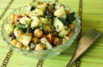 Salade de pois chiches au concombre et tomates confites