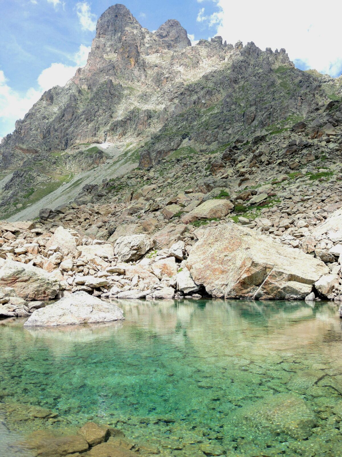 Lac de Peyreget, rando Pombie-Peyreget, descente vers le lac, laquet et pic du Midi d'Ossau.  (64)