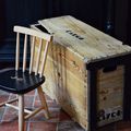En noir et bois: malle, chaise d'enfant et banc d'école
