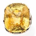 Importante bague en or gris, sertie d'un saphir jaune taillé en coussin
