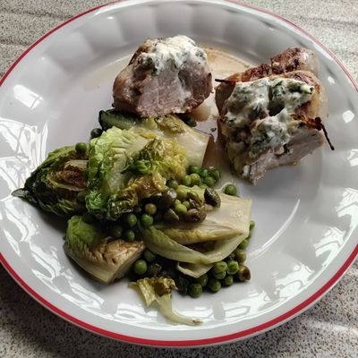 Filets de porc farci, mijoter de petits pois, coeur de laitue et menthe 