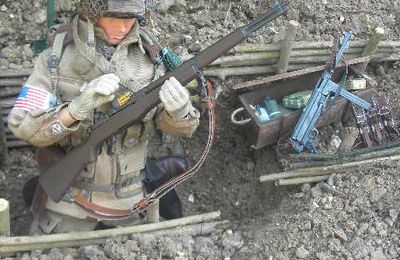 parachutiste américain rechargeant son M1 garand