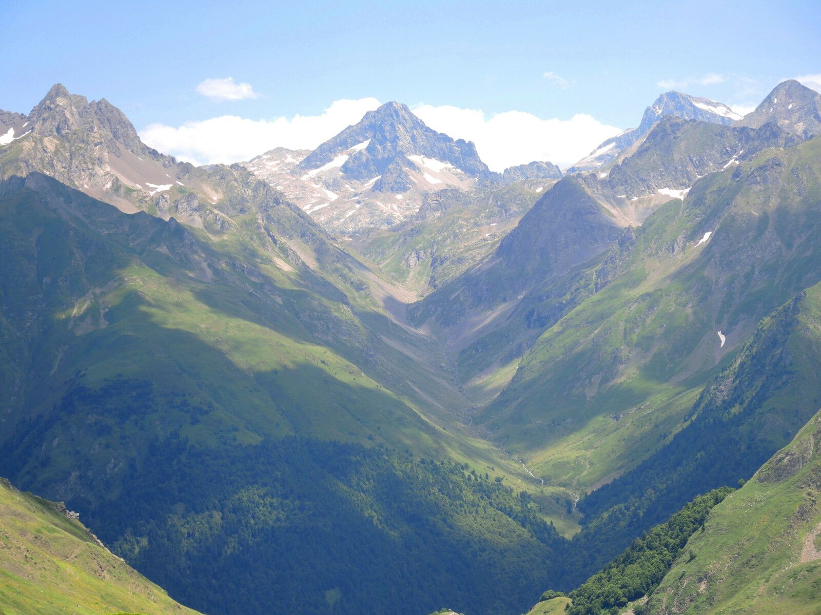 Refuge de Pombie, rando-Pombie-Peyreget, vue sur la vallée du Palas (64)