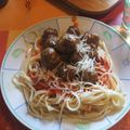 SPAGUETTIS TOMATES AUX BOULETTES DE VIANDE - ou comment faire boulotter des gourgettes à des gamins récalcitrants