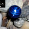... Petit test polymère: une perle bleu nuit...