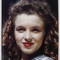 Printemps/Été 1945, Californie - Norma Jeane en Tee-Shirt rayé par Conover