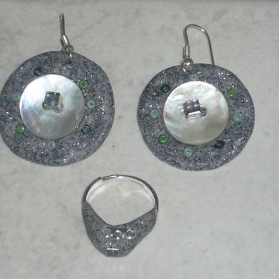 parure boutons gris